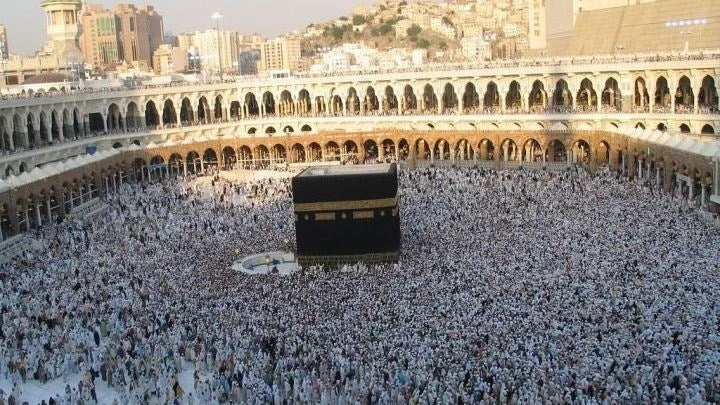 Σκληρές εικόνες: Πιστός αυτοκτόνησε πηδώντας στο κενό στο Μεγάλο Τζαμί της Μέκκας – Βίντεο